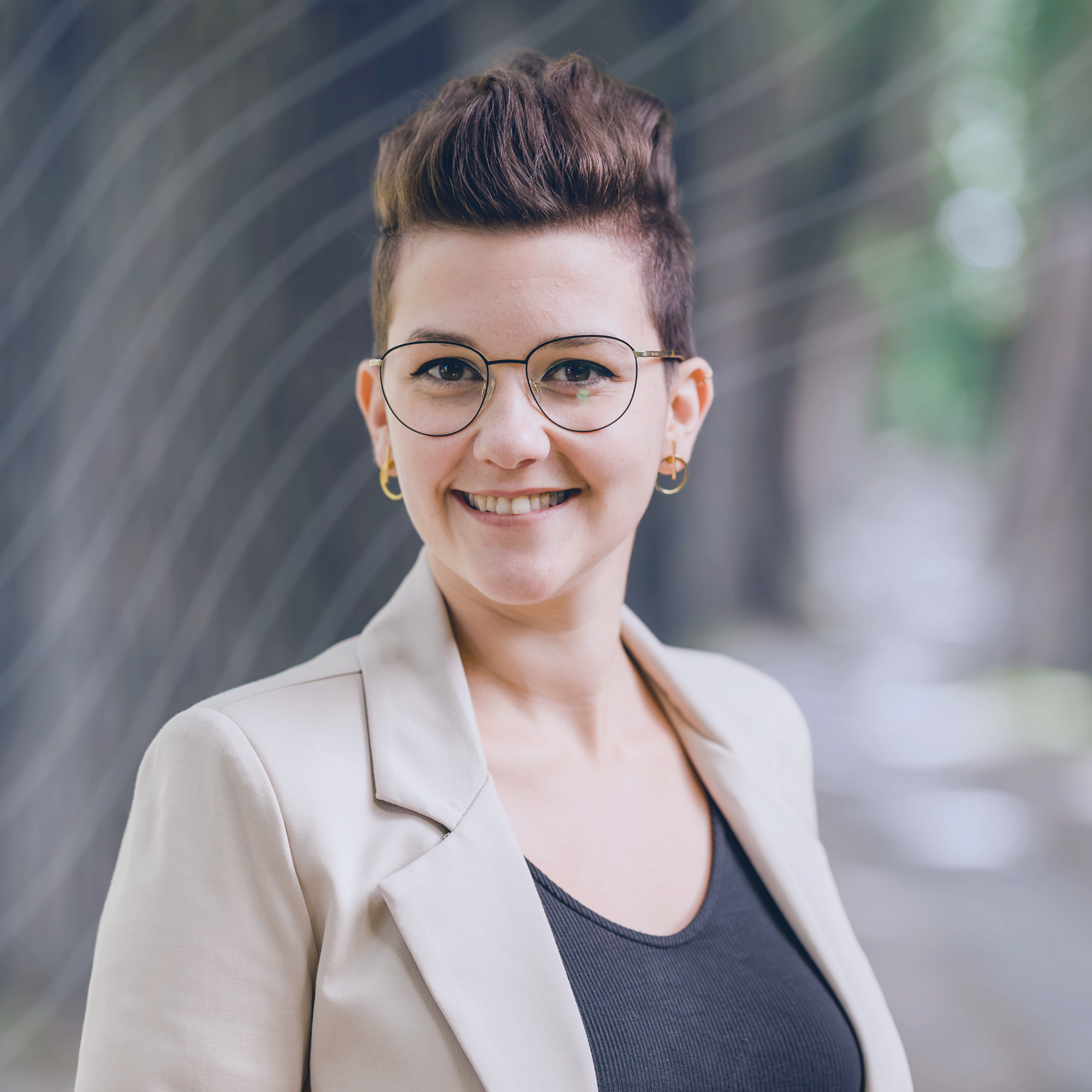 HOP_9216-sabrina-blue-2 Als selbstständige Designerin (B.A.), Jugendleiterin und lizenzierte Kursleiterin für Helfen in seelischer Not (HSN) verbinde ich Kreativität, Klarheit und soziale Verantwortung. Mit Vibes of Kindness setze ich mich für mehr Menschlichkeit im Alltag und im Business ein – praxisnah, empathisch und immer mit Blick auf das, was Menschen und Gemeinschaft wirklich stärkt.