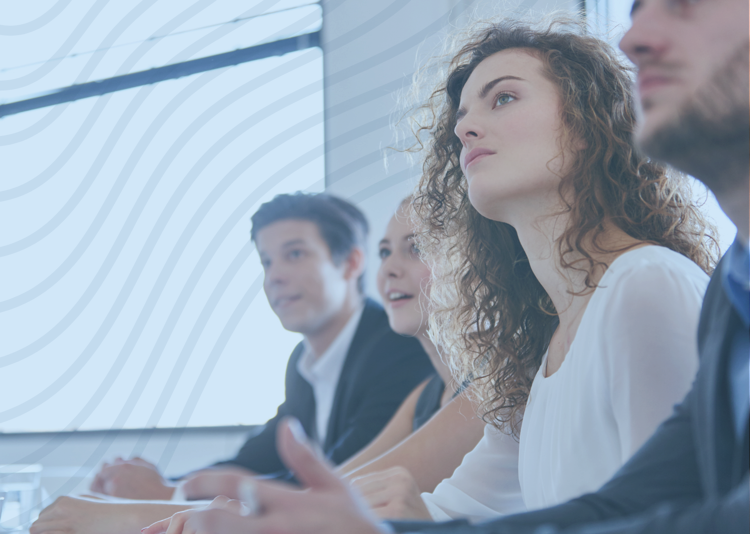 business Vier Personen in einer Seminarsituation, die aufmerksam zuhören - vibes of kindness, psychische Gesundheit, Mental Health in Unternehmen